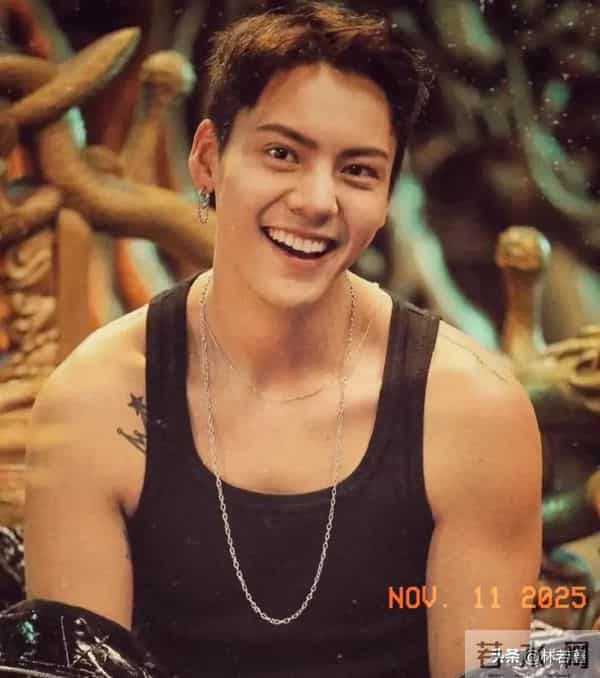 何穗晒产后照片,事业线傲人,引热议,陈伟霆妈妈抵达北京探望!