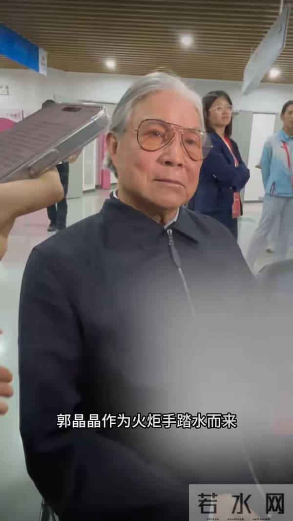 79岁霍震霆 身子硬朗精神饱满，受采访提到儿媳郭晶晶笑得合不拢嘴