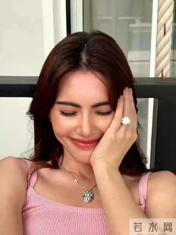 泰星Mai婚礼在私人豪宅举办,低调温馨,宾客20多人,花童是小狗