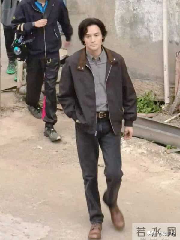 42岁王凯在福建农村拍戏,他的脸瘦了好多,身材修长,看着挺帅气
