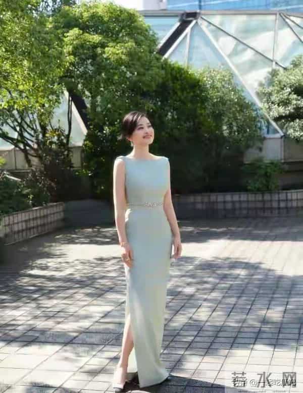 50岁梅婷新剪了波波头年轻25岁,穿毛衣+阔腿裤,美得像换了个人