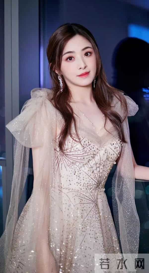 张含韵原来这么美,原以为她是甜妹 没想到身材如此丰腴