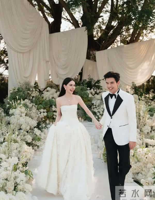 泰星Mai和Ter低调举行婚礼,上演头纱吻,好闺蜜MintC抢到捧花