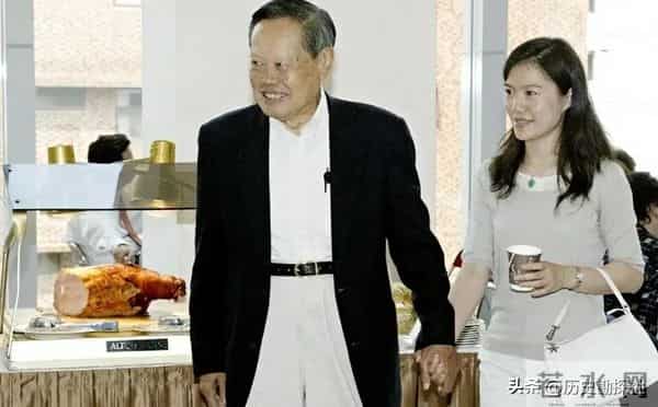 这是翁帆和杨振宁领证留影,弟弟、弟媳陪同,杨振宁一脸不好意思