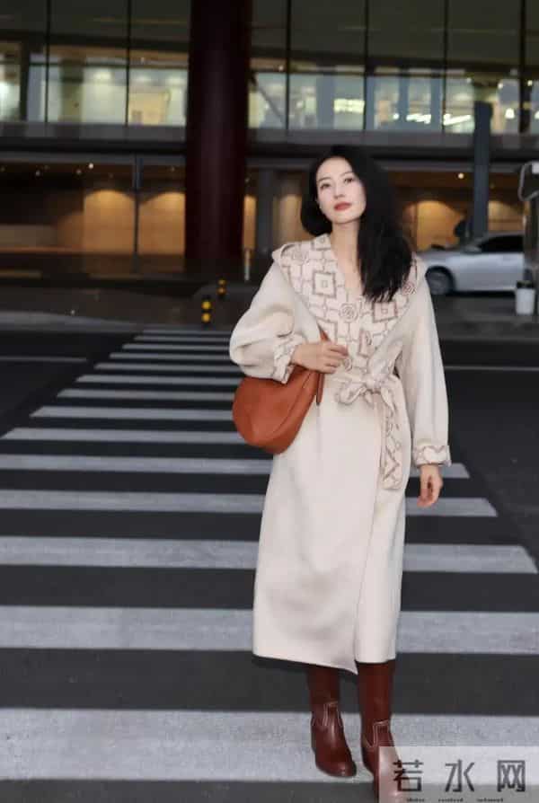 高圆圆身穿长款呢子大衣搭配棕色长靴子,真时髦洋气超显气质