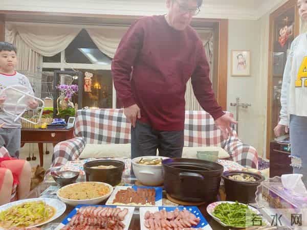 郭爸爸晒自拍，老了但精神足不像癌症患者，郭碧婷带孩子陪伴左右