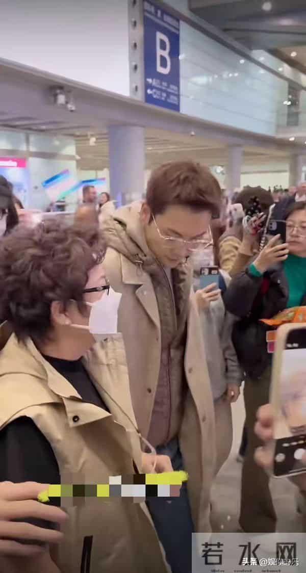 陈伟霆亲自接妈妈来京探望孙媳,摸脸好宠溺!对何穗很满意!