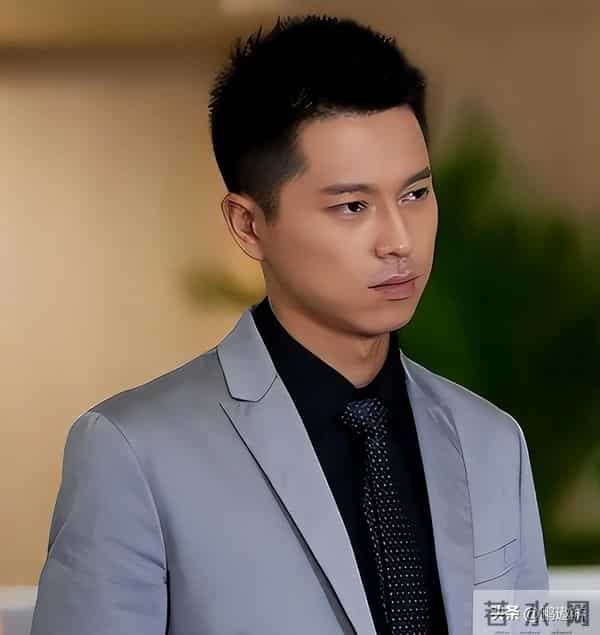 40岁李小萌北京逛街,开五六百万劳斯莱斯,王雷大连富二代不差钱