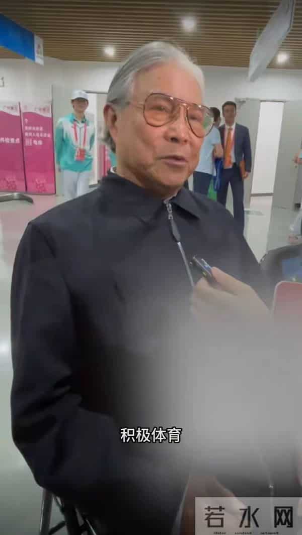 79岁霍震霆 身子硬朗精神饱满，受采访提到儿媳郭晶晶笑得合不拢嘴