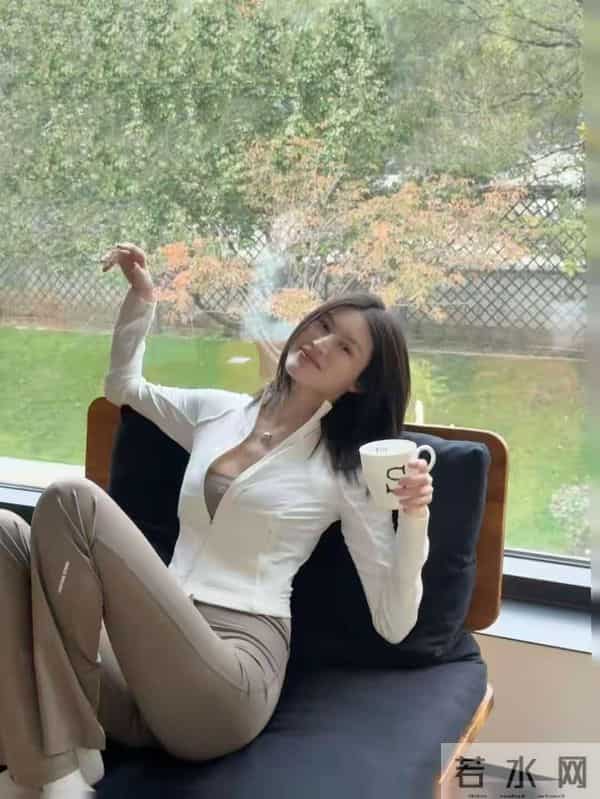 陈伟霆妈妈飞北京看孙子!婆媳第一次见面,何穗大胆拍辣照迎接!