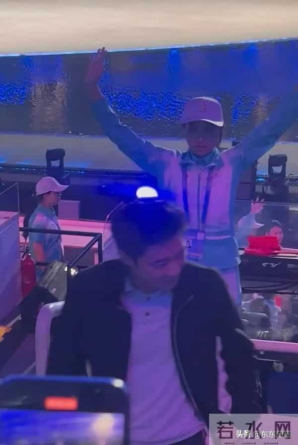 霍震霆看全运会开幕式,霍启山与叔叔坐一起,看嫂子出场鼓掌喝彩