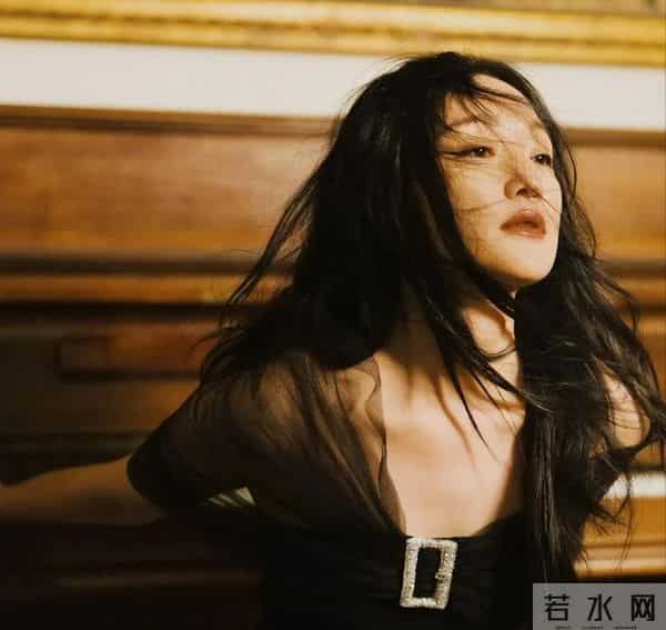 50岁周迅头发花白,瘪嘴模样一脸老态认不出,无儿无女成最大遗憾