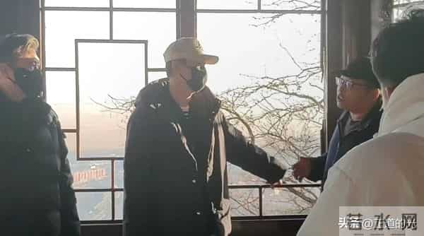 53岁辛柏青有气无力 站立需搀扶 丧妻后似丢了魂 和李乃文再拜大孤山