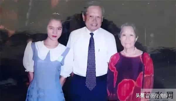 这是翁帆和杨振宁领证留影,弟弟、弟媳陪同,杨振宁一脸不好意思