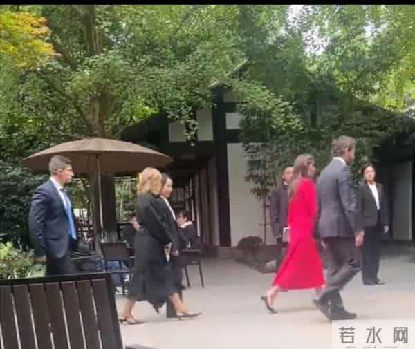 西班牙王后穿红裙游玩成都望江楼,51岁气场依旧惊艳,优雅迷人
