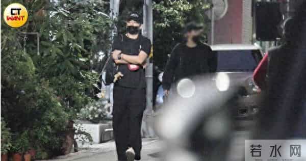 直击王大陆「深夜遭警察关切」！放假带女友吃日料  大飞柯震东也在