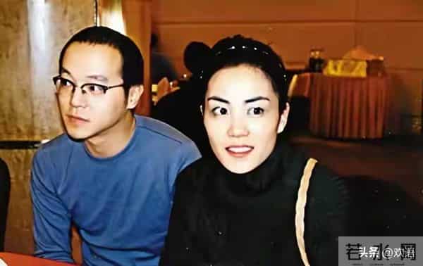 王菲没想到,自己56岁的前夫如今隐居阿那亚,把生活过成了一首诗