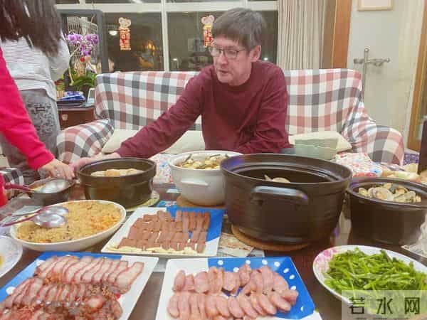 郭爸爸晒自拍，老了但精神足不像癌症患者，郭碧婷带孩子陪伴左右