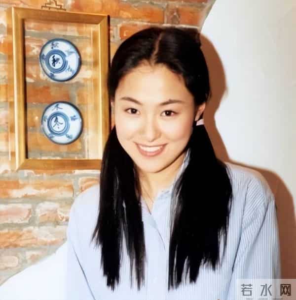 与聂远同居6年被抛弃,嫁给外交官被宠成宝,如今49岁胖到不敢认