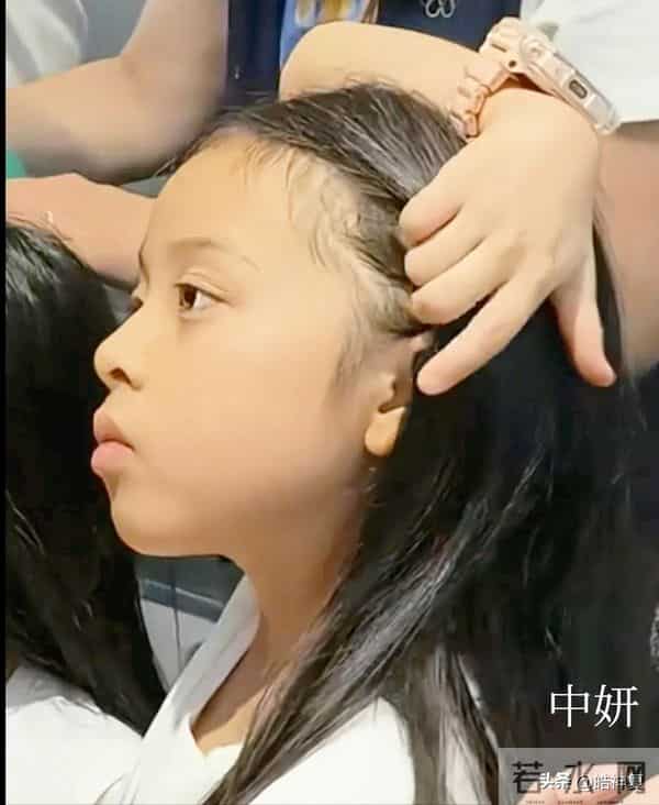 霍中妍近照引热议！集齐奶奶美貌妈妈品格，这才是顶配千金