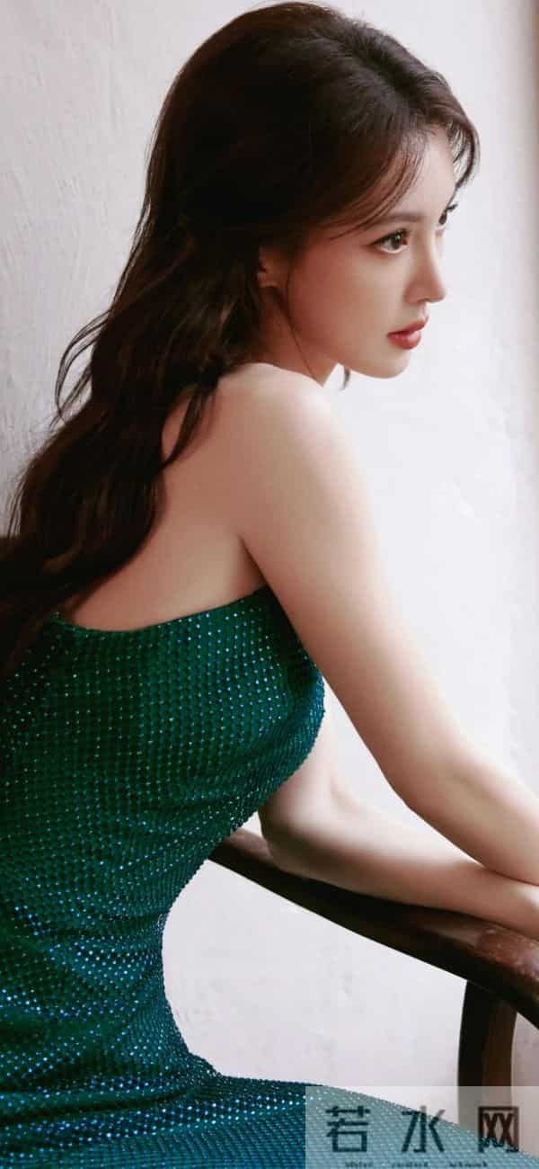 金晨出席活动，身材完美