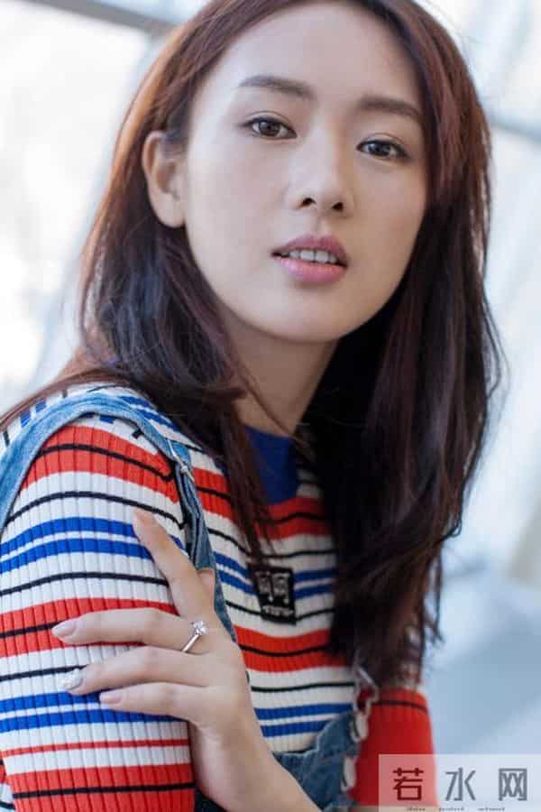 当40岁童谣跟42岁蒋欣站一起,我才彻底明白,女演员气质有多重要