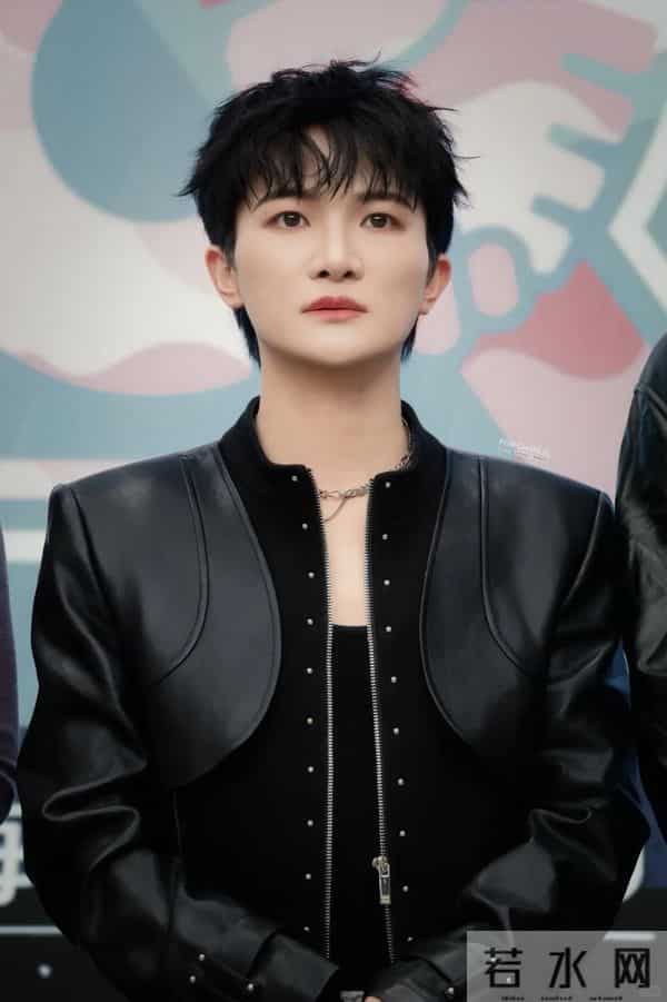 不到24小时，央媒两次点名周深，歌坛地位一览无遗，那英说对了