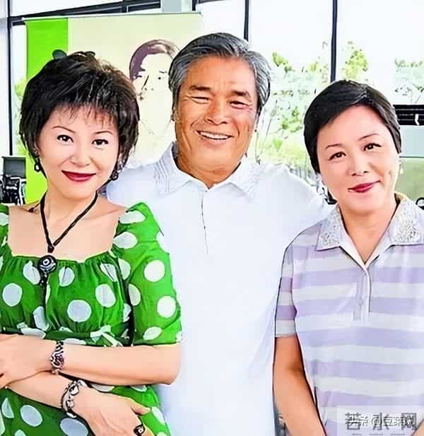 他与6个老婆共处一室，每人每月7万零花钱，71岁又娶了50岁妻子