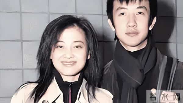 梅婷养他6年,李小冉为他流产2次,今娶小15岁娇妻,鄢颇凭什么?