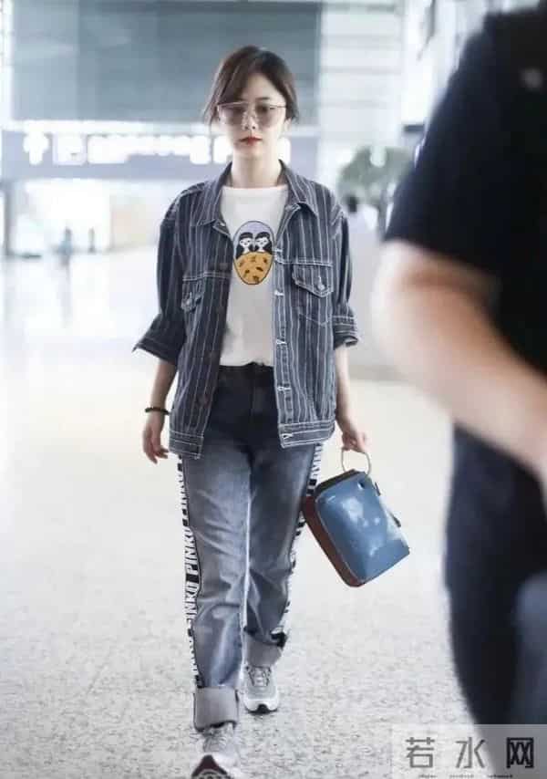 谭松韵身穿条纹牛仔外套搭配牛仔裤运动鞋,简约休闲又耐看