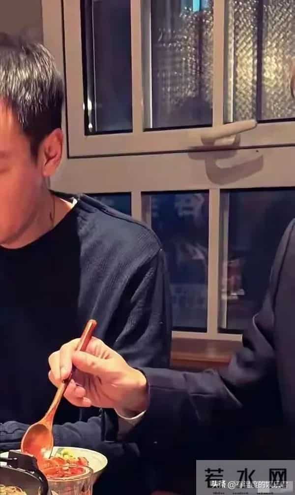 辛柏青还是没走出来,李乃文给他夹菜,原来朱媛媛生前真的没说错