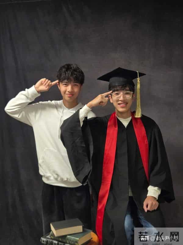 姚焯菲托实李克勤大仔恋情疑升温 女方娇羞甜笑更公然耍花枪