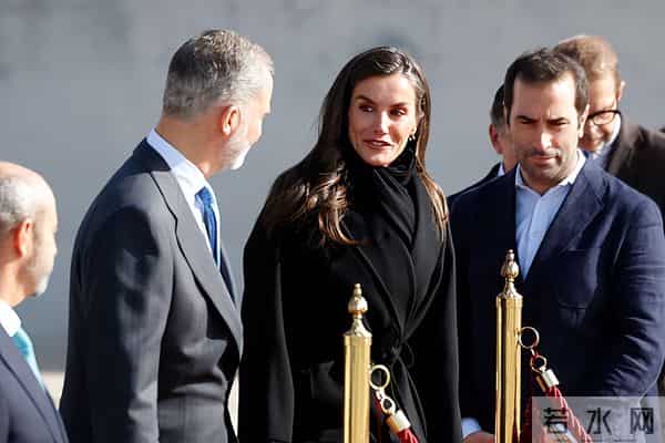 西班牙国王王后抵达成都啦！莱后穿黑大衣太美了，献花女孩好喜庆