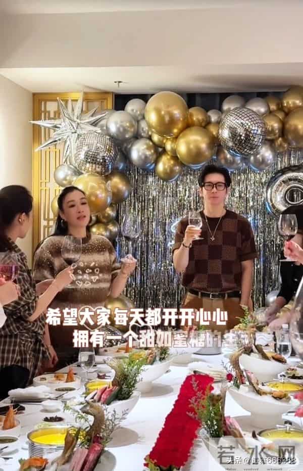 55岁钟丽缇和小12岁张伦硕庆祝结婚九周年,喝交杯酒亲吻甜蜜如初