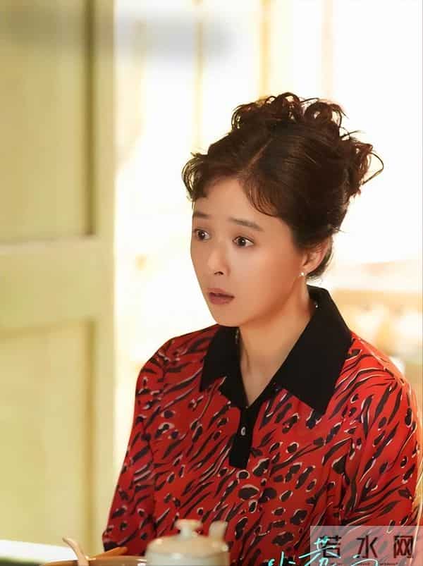 当40岁童谣跟42岁蒋欣站一起,我才彻底明白,女演员气质有多重要