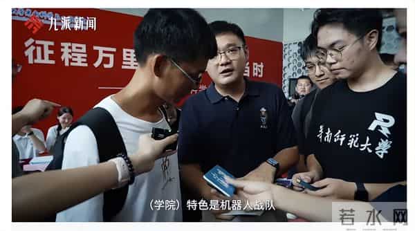 高考16次的唐尚珺露面,36岁直播带货,团队有俩同校女生,网友:浪费资源