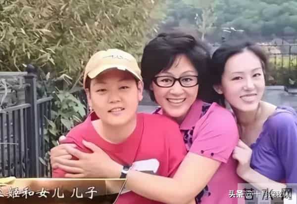 母亲是影后,丈夫是著名演员,公公是央视名嘴,34岁的她却当网红