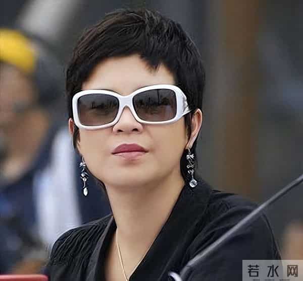 她9次登上春晚,被老外骗走3千万,40岁嫁小13岁男友,如今怎样