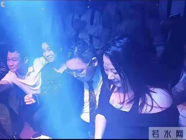 向佑彻底摆烂，南昌酒吧挥霍，新女友全程烟酒不离手