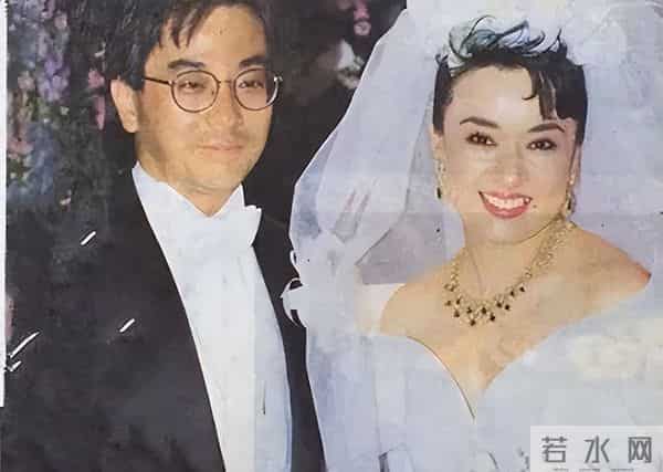 42岁结婚6年后回归单身,在97岁母亲面前,她仍是爱唱歌的小女孩