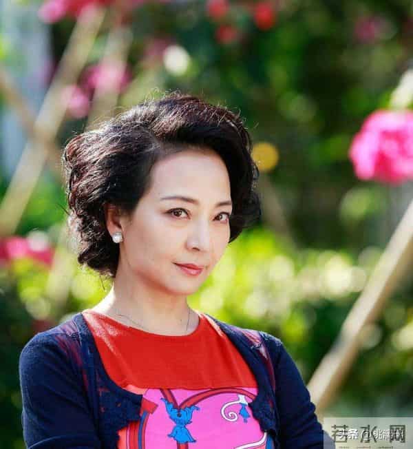 与前夫分开后,一个把儿子拉扯长大,如今与母亲相依为命生活幸福