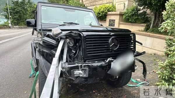 知名导演陈可辛出车祸,失控冲上人行道,撞断铁栏、树木,车头损毁严重,警方正调查