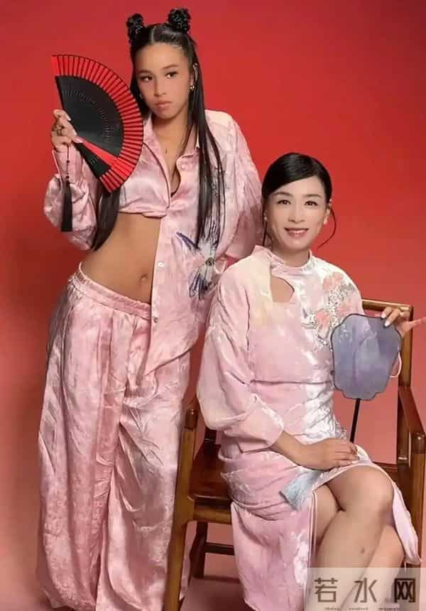 张庭晒全家福翻车:儿子油腻,昔日男神老公肿成馒头脸