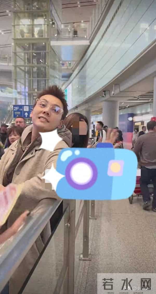 陈伟霆机场接妈妈 何穗穿情侣装首晒照迎婆婆 官宣后婆媳首聚超温馨