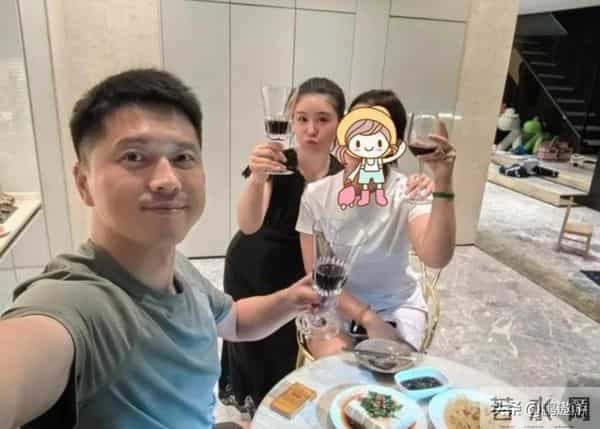 40岁李小萌北京逛街,开五六百万劳斯莱斯,王雷大连富二代不差钱