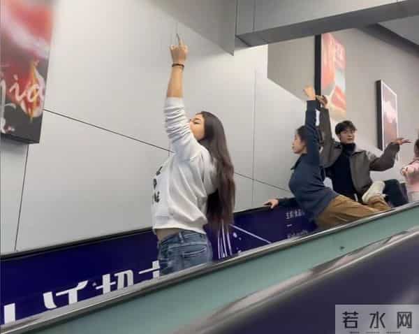 事发上海机场,他一个姿势引发全网热议!网友:果然压轴的都是重量级的