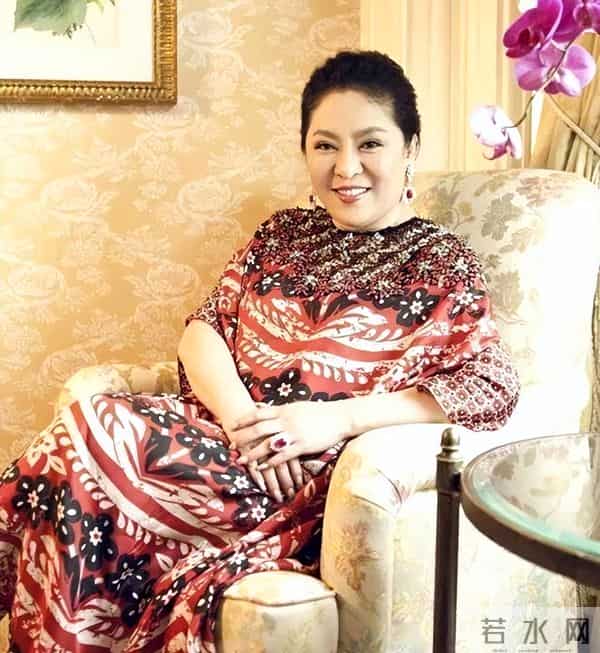 向太脸都被儿子丢尽了!向佑满肚肥肠带女友酒吧挥霍,38岁仍啃老