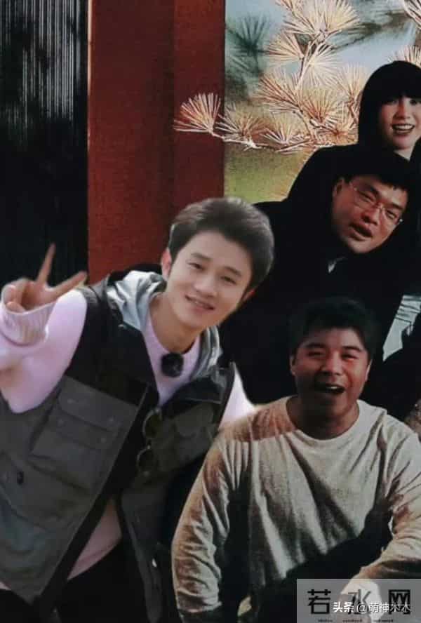 陈赫40岁生日合影惹争议，拍照没朝向老婆，与另一异性更像一家人