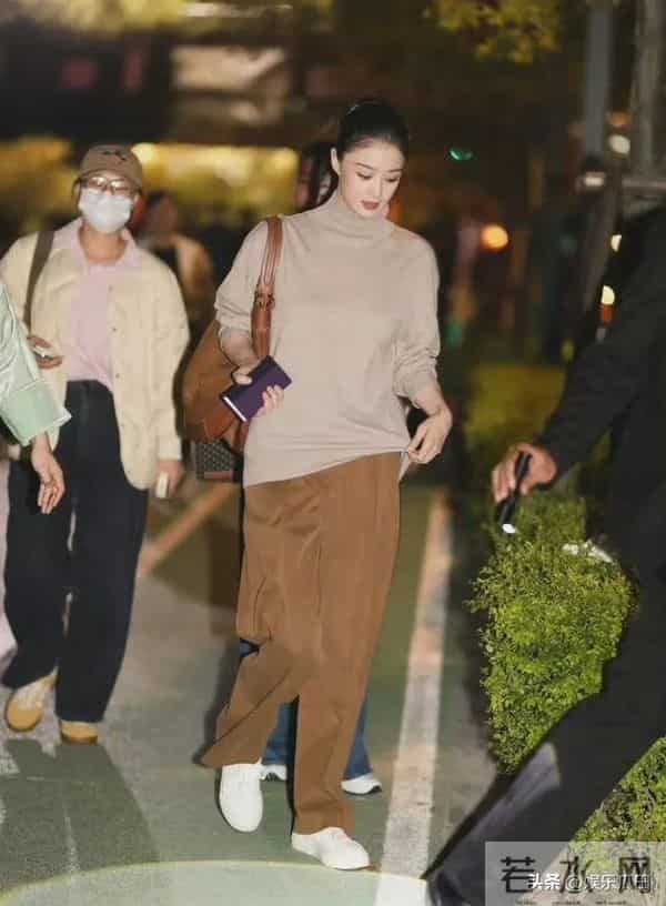 41岁蒋欣穿卡其上衣配棕色长裤 高级又洋气 瘦身成功后美得超惊艳
