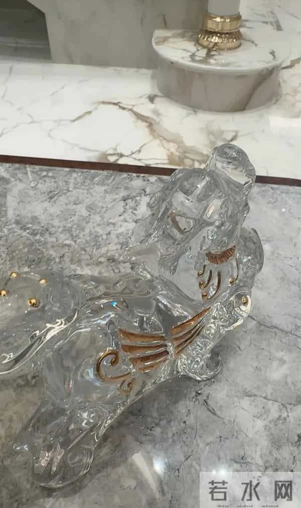 李湘回湖南娘家了，客厅豪华得像酒店大堂，满桌的鲜花单束上千元